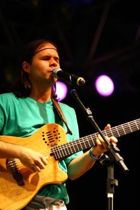 Leandro cantando no Cena Musical Independente 2008